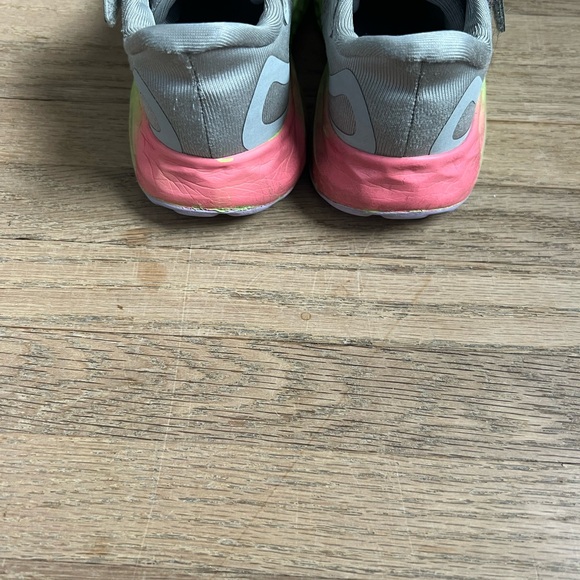 New Balance girls running shoes 11 - Picture 2 of 4